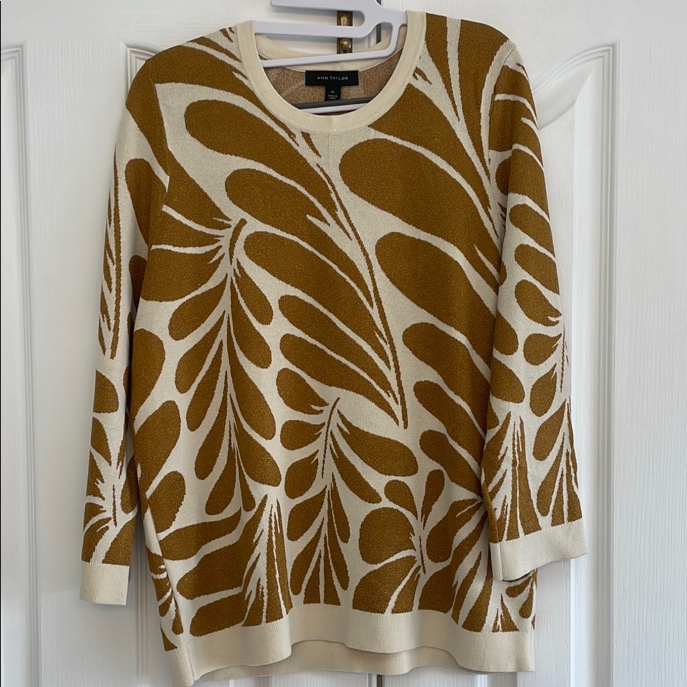 Anne Taylor Women's Cream and Gold Sweater